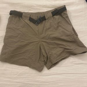 Columbia Women’a Cargo Shorts (Like new)